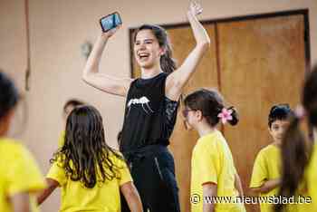 Bekende dj Amber Broos geeft turnles in Mechelse school Dubbelsprong: “De kinderen hebben nog meer energie dan ik”