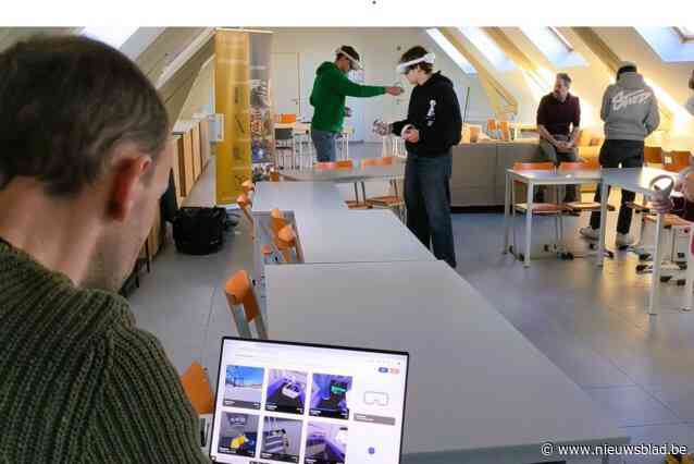 Leerlingen leren machines bedienen met ‘mixed reality’-bril: “De leerkracht moet zo niet bij iedereen individueel langskomen”