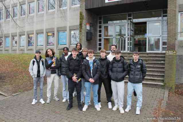 Moeilijke leerlingen atheneum wandelen richting De Haan om zeepreventorium te steunen. “Ze kunnen moeilijk stilzitten, maar voor mij zijn het brave sloebers”