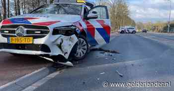 Politieauto botst met personenauto: forse schade