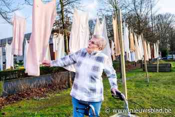 330 wapperende nachthemdjes moeten het taboe rond ouderen en sensualiteit doorbreken: “De openheid is verdwenen”