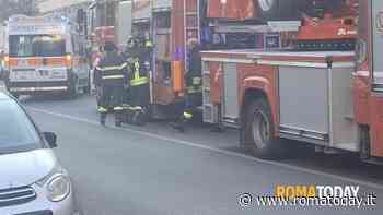 Paura ai Parioli: caldaia in fiamme sul balcone