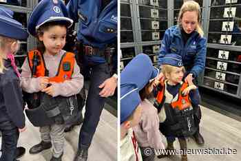 Kleuters bezoeken politiekantoor en mogen zelf even uniform aantrekken