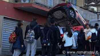 Panico davanti alla scuola: furgoncino sfrenato colpisce un'auto e la scaraventa sul tetto di un'altra vettura