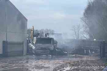 Vrachtwagen brandt volledig uit bij loods in Zonnebeke: “Grote rookpluim was zichtbaar vanaf snelweg”