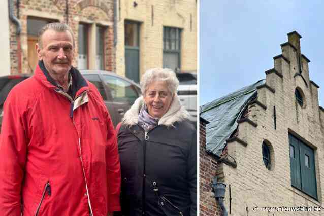 Jongeman klimt op dak en bekogelt voorbijgangers met dakpannen, koppel tachtigers heeft veel schade: “We zitten met een gat en schouw is kapot”
