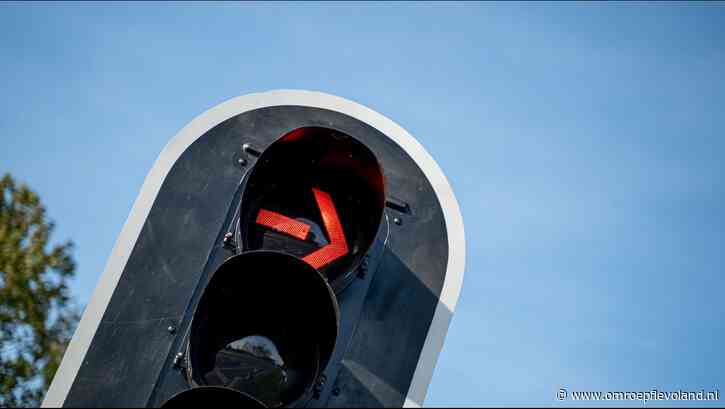 Flevoland - Nieuwsoverzicht 06/02 | Slimme verkeerslichten weer 'dom' • Verdachte situatie bij school