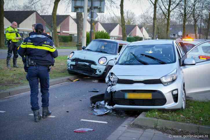 Flinke schade na botsing tussen drie auto’s