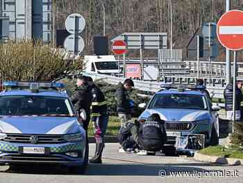 Aggredisce agenti a martellate in autostrada. Meloni: "Ingiuste campagne contro di loro"