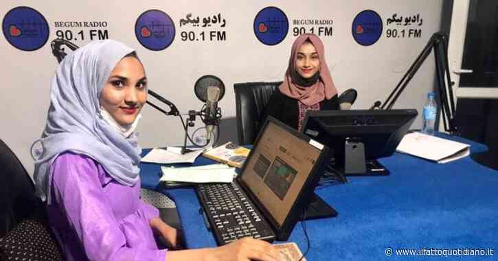 Afghanistan, i talebani chiudono anche la radio delle donne e arrestano due persone: era un canale usato per l’istruzione