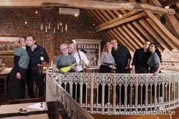 Hier vinden ze een kus op de werkvloer nog wél de normaalste zaak van de wereld: “Het neemt ongemak weg”