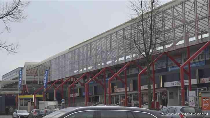 Lelystad - Klanten overdekt winkelcentrum Lelycentre tegen krimp winkelaanbod: 'Hier is het gezellig'