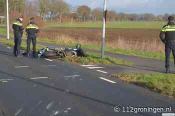 Motorrijder onderuit en raakt verkeersbord, 1 gewonde