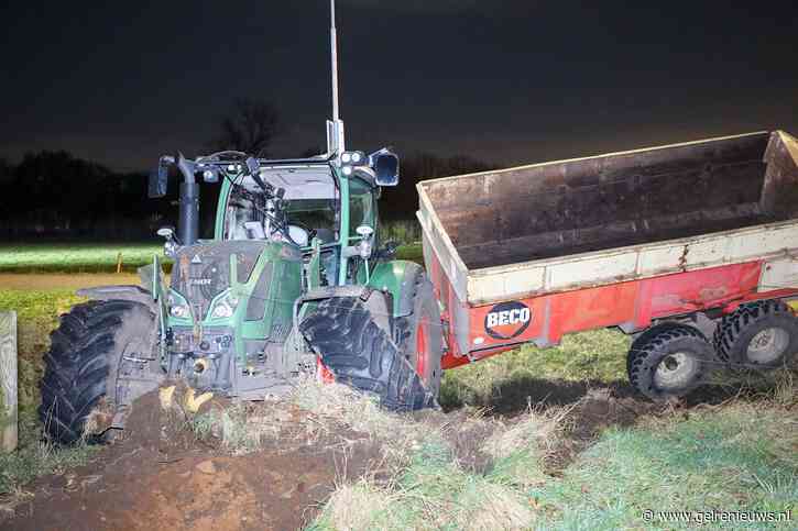 Tractor met aanhanger in sloot na botsing met auto