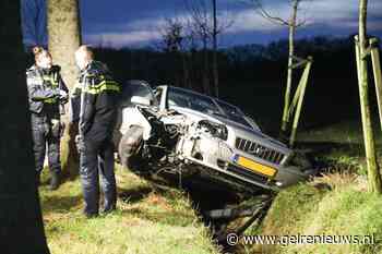 Veel schade na botsing tegen boom, bestuurder gewond