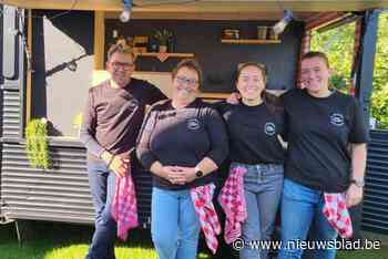 Silke (31) trekt de baan op met foodtruck die haar vader verbouwde vlak voor hij stierf: “Papa heeft alles aangeraakt, in gedachten zal hij er altijd bij zijn”