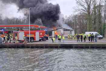 Zware brand aan tankstation vlak aan Nederlandse grens met Bocholt