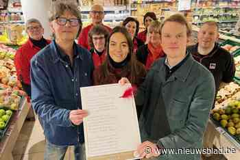 Stadsdichter en uitbaters Delhaize trakteren klanten met Valentijn op liefdesgedicht: “Poëzie mag niet in elitair hoekje blijven”