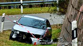 Unfall zwischen Calmbach und Höfen: Erst in die Leitplanke, dann in den Graben