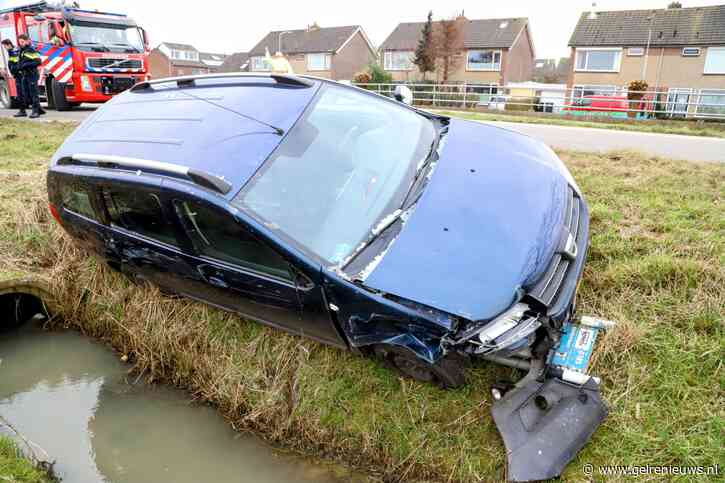 Bestuurder verliest controle over auto en botst op bushokje