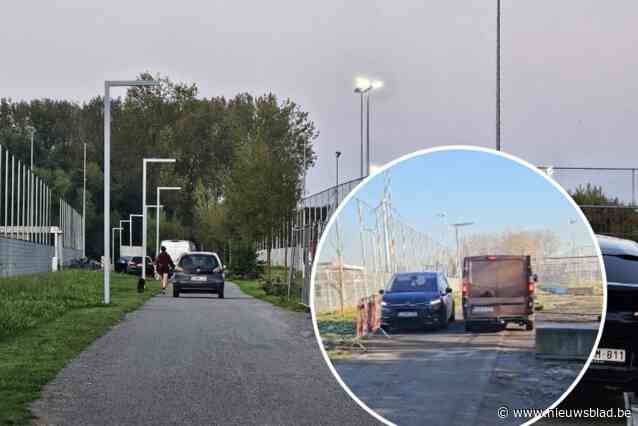 “Een jongen sprong van zijn fiets om een Mercedes te ontwijken”: defecte paaltjes zorgen voor onveilige verkeerssituatie aan sportpark De Schans