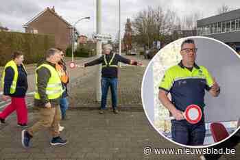 Onze reporter volgt een opleiding tot gemachtigd opzichter: “Nu stappen we in de combi en gaan we op de A12 het verkeer stilleggen. Dat was een grapje”
