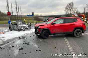 POL-HX: Unfall an der Autobahn-Abfahrt bei Warburg / Auto fängt Feuer