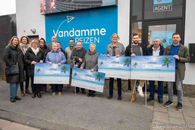 Hoofdwinnaars eindejaarsactie nemen reischeque in ontvangst