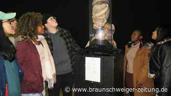 Schüler lernen in der Wolfenbütteler Lindenhalle von den Toten