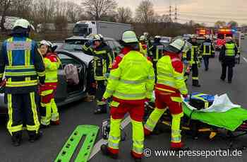 FW-BO: Verkehrsunfall auf der A 40 - Feuerwehr und Rettungsdienst befreien eine verletzte Person aus einem Fahrzeug