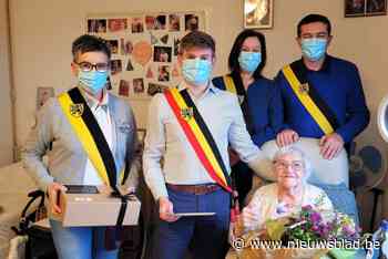Oudste bewoonster van Sint-Lenaartshof mag 101 kaarsjes uitblazen