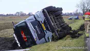 Vrachtwagen gekanteld in greppel Middelie