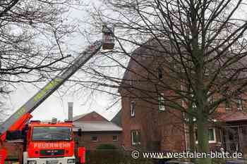 Feuerwehr löscht Deckenbrand