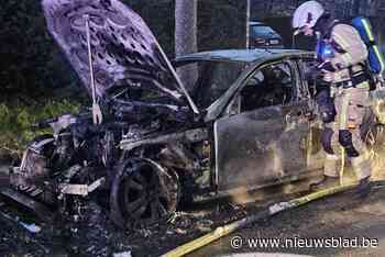 Auto vat vuur op weg, inzittenden kunnen op tijd ontsnappen: “Wagen was net een grote toorts”