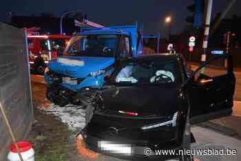 Spectaculair ongeval op kruispunt met drie gewonden