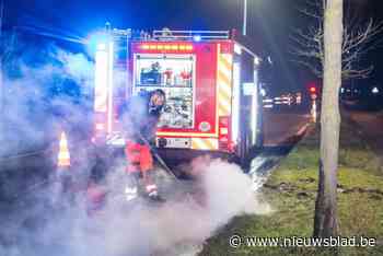 Brandweer probeert urenlang vettig goedje van baan te spuiten, maar moet strijd uiteindelijk staken: weg wordt tijdelijk afgesloten