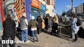 Crowds gather in hope of NHS dental treatment
