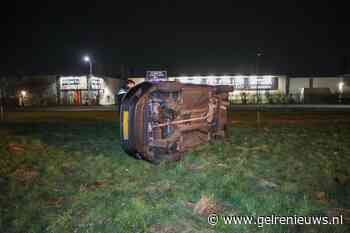 Vrouw belandt met haar auto op de kant