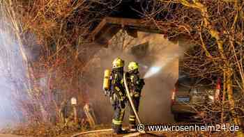 Großbrand in Trostberg – Autos und Motorrad auf Grundstück in Flammen