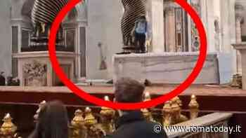 Entra a San Pietro e danneggia sei candelabri, bloccato e poi rilasciato