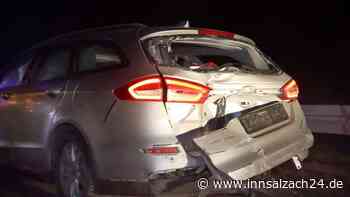 Kleintransporter und Auto mit Anhänger schleudern gegen Mittelleitplanke und Betonwand