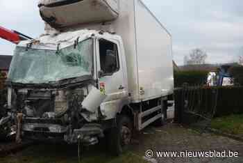 Koelwagen met gevogelte botst tegen bungalow: bestuurder komt met de schrik vrij