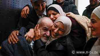 Hunderte warten auf Ankunft: Freigelassene Palästinenser werden freudig begrüßt