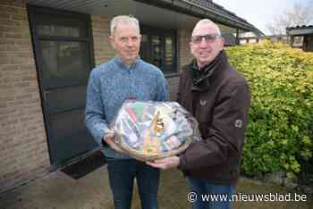 Ronald die met fiets in Netekanaal reed bedankt zijn redder Wim met mandje vol lekkers