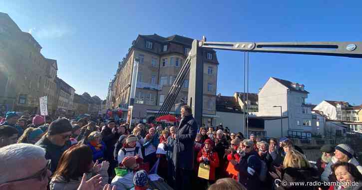 Menschenkette durch Bamberger Innenstadt am Mittag