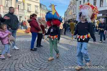 Aalsterse Gilles houden hun traditionele vooroptocht: “Een kroegentocht op klompen in de aanloop naar carnaval”
