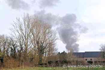 Veel rookontwikkeling door brand in loods