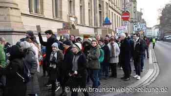 Braunschweig: Menschen-Lichterkette setzt Zeichen gegen Rechts