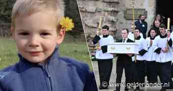 Honderden nemen 19 maanden na zijn verdwijning afscheid van Franse peuter: ‘Rust in vrede, kleine Émile’