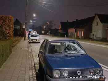 Man steekt straat over, maar wordt gegrepen door wagen